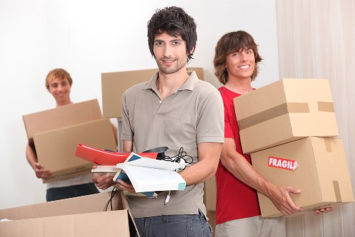 Residential moving van support for flats and houses in Customhouse